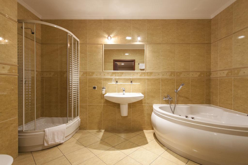 L'Ascada Hotel Śrem Exteriör bild