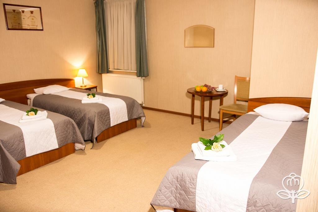 L'Ascada Hotel Śrem Exteriör bild