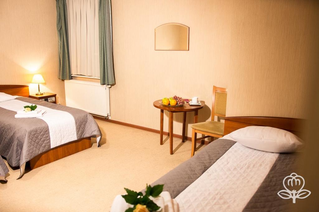 L'Ascada Hotel Śrem Exteriör bild
