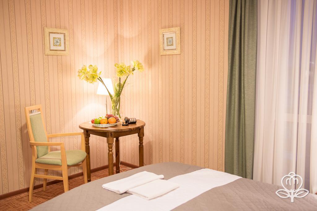 L'Ascada Hotel Śrem Exteriör bild
